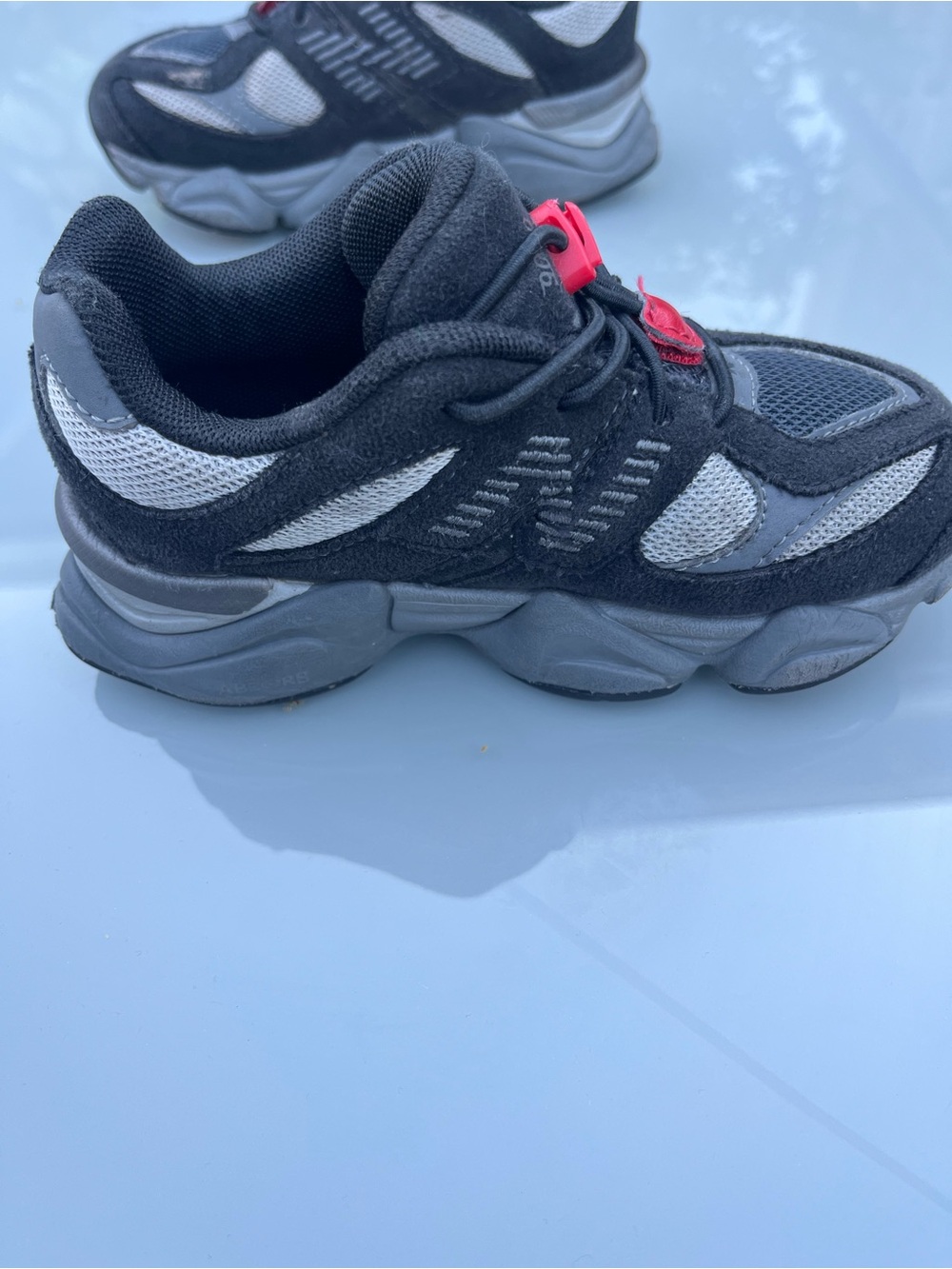 New Balance bungee Kids Black and Gray Sneakers with Red Accents - Picture 4 of 12